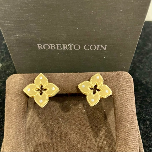 Roberto Coin 18K Yellow Gold Venetian Princess Diamond Stud Earrings Like New - Picture 2 of 8